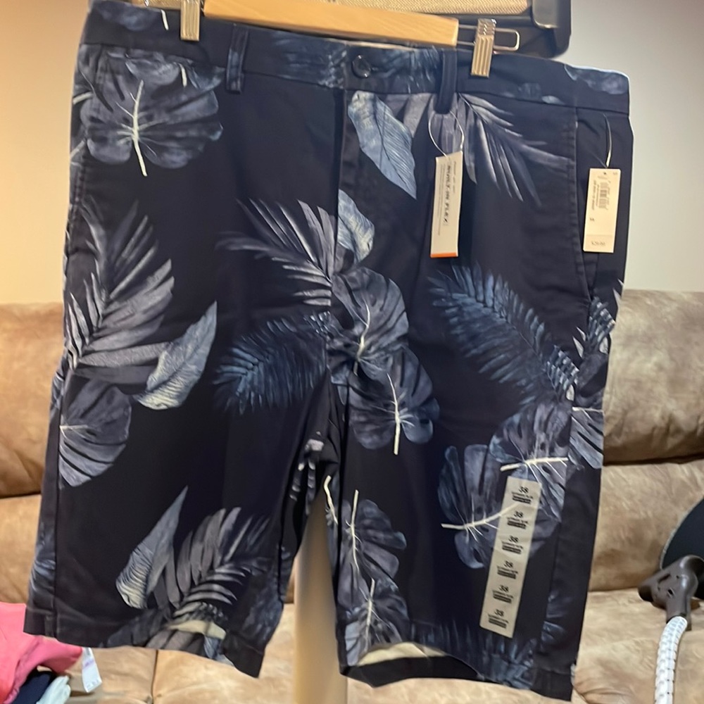 BRAND NEW WITH TAGS! Men’s Old Navy shorts. Size 38